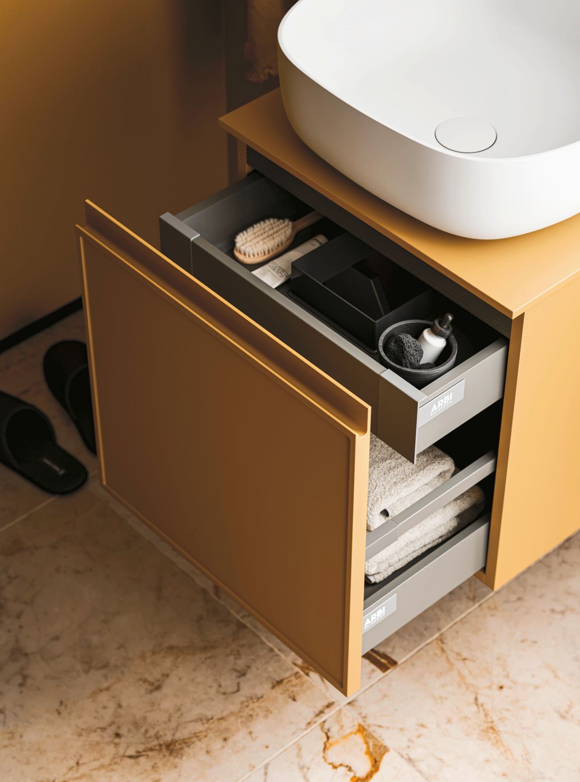 Fa parte della composizione Decor 15 di Arbi Arredobagno il mobile sospeso in laccato Zucca opaco. Il cassetto interno sagomato ottimizza lo spazio contenitivo. Misura L 50 x P 50 x H 49 cm. Prezzo su richiesta. www.arbiarredobagno.it Fa parte della composizione Decor 15 di Arbi Arredobagno il mobile sospeso in laccato Zucca opaco. Il cassetto interno sagomato ottimizza lo spazio contenitivo. Misura L 50 x P 50 x H 49 cm. Prezzo su richiesta. www.arbiarredobagno.it