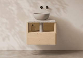 È dotato di comodo cassetto contenitore push-pull il mobile lavabo sospeso Lari di Alice con vano aperto con coprisifone a vista. In foto è nella finitura Rovere Sahara con top in Marmoresina Fior di Pesco Grey. È abbinato al lavabo UNICA da 40 cm di diametro in finitura grigio matt. Il mobile misura L 60 x H 50 cm. Prezzo del mobile lavabo 2.398 euro. www.aliceceramica.com È dotato di comodo cassetto contenitore push-pull il mobile lavabo sospeso Lari di Alice con vano aperto con coprisifone a vista. In foto è nella finitura Rovere Sahara con top in Marmoresina Fior di Pesco Grey. È abbinato al lavabo UNICA da 40 cm di diametro in finitura grigio matt. Il mobile misura L 60 x H 50 cm. Prezzo del mobile lavabo 2.398 euro. www.aliceceramica.com