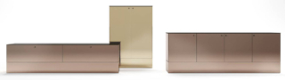 I mobili contenitore, con ante a battente e cassetti, Luminor di Maxalto uniscono il rigore progettuale a materiali preziosi e tecnologie evolute. Sono disponibili in tre tipologie: uno in versione verticale, disponibile con o senza illuminazione, e due in versione orizzontale proposti in due diverse altezze. Per la prima volta nel mondo viene utilizzato il PVD, nei colori oro giallo o oro rosa, una tecnologia già sviluppata da Arclinea per le sue cucine di alta gamma. Gli interni, curati come veri e propri cofanetti, presentano finiture pregiate color tortora abbinate a differenti attrezzature interne in acero frisé. Il top in vetro riflettente bronzato dialoga armoniosamente con la maniglia a pomello; la struttura si eleva da terra grazie a una zoccolatura importante, che alleggerisce visivamente il volume e dona presenza scultorea all’intero elemento. https://www.maxalto.com - Fuorisalone, Showroom – Via Durini14, Milano.