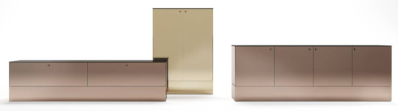 I mobili contenitore, con ante a battente e cassetti, Luminor di Maxalto uniscono il rigore progettuale a materiali preziosi e tecnologie evolute. Sono disponibili in tre tipologie: uno in versione verticale, disponibile con o senza illuminazione, e due in versione orizzontale proposti in due diverse altezze. Per la prima volta nel mondo viene utilizzato il PVD, nei colori oro giallo o oro rosa, una tecnologia già sviluppata da Arclinea per le sue cucine di alta gamma. Gli interni, curati come veri e propri cofanetti, presentano finiture pregiate color tortora abbinate a differenti attrezzature interne in acero frisé. Il top in vetro riflettente bronzato dialoga armoniosamente con la maniglia a pomello; la struttura si eleva da terra grazie a una zoccolatura importante, che alleggerisce visivamente il volume e dona presenza scultorea all’intero elemento. https://www.maxalto.com - Fuorisalone, Showroom – Via Durini14, Milano.