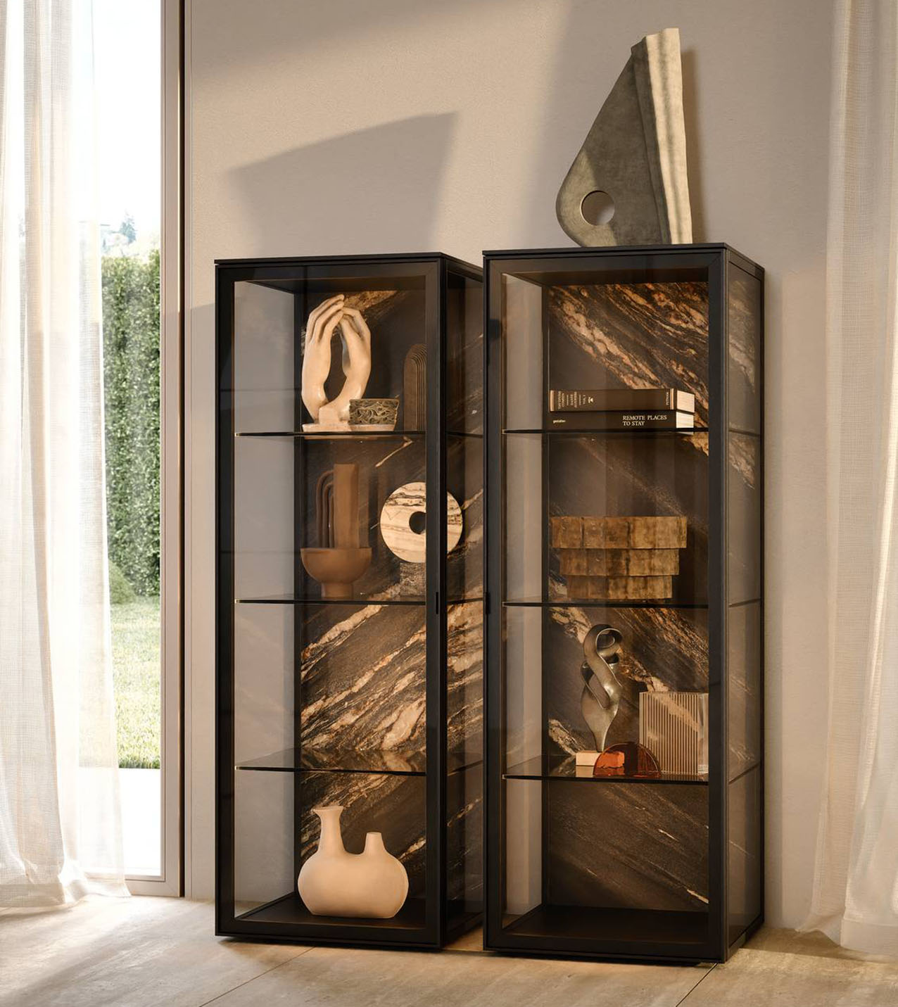 Fanno parte del sistema Velia di Novamobili i mobili contenitore in vetro disponibili in due versioni: a terra o in appoggio e sospesa. I moduli hanno il telaio realizzato in estruso di alluminio nelle sofisticate finiture laccate ossidate Brunito e Lunargento. I vetri temprati delle ante e dei fianchi si possono scegliere tra tre varianti cromatiche per calibrare l'effetto visivo degli interni: Trasparente per una massima visibilità e luminosità, Fumé per un effetto "vedo-non vedo" e Ambra per atmosfere calde. https://www.novamobili.it - Fuorisalone, Novamobili Flagship Store – Via Melchiorre Gioia 8, Milano.