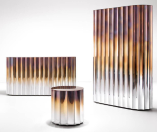 Fanno parte della collezione Dorica di De Castelli i mobili contenitore declinati nella nuova finitura in acciaio inox DeFauvé con una sfumatura sorprendente che parte dall’acciaio lucido della base e si intensifica fino a un rosso profondo nella parte superiore, ottenuto attraverso un processo di ossidazione del metallo. La superficie delle ante e della struttura vibra con la luce, mettendo in risalto la tridimensionalità delle doghe e dando vita a riflessi cangianti che trasformano ogni pezzo in una presenza scultorea. https://decastelli.com - Salone del mobile 2026, padiglione 22, Stand B04.