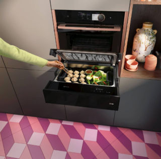 Caratterizzato da un design salvaspazio, il nuovo cassetto per la cottura a vapore N90 di Neff permette di cucinare al vapore quantità considerevoli, come ad esempio fino a 2,5 kg di patate, pur continuando a usare in contemporanea anche il forno. È dotato di controllo intuitivo touch LED per navigare facilmente tra le impostazioni e selezionare le cotture e le temperature. Ha tutte le funzioni visibili e ben illustrate, per consentire di avere sempre tutto sotto controllo, e il pannello risulta facile da pulire, rendendo così la manutenzione un’operazione veloce e poco impegnativa. www.neff-home.com/it
FTK	Pad. 04 Stand C16