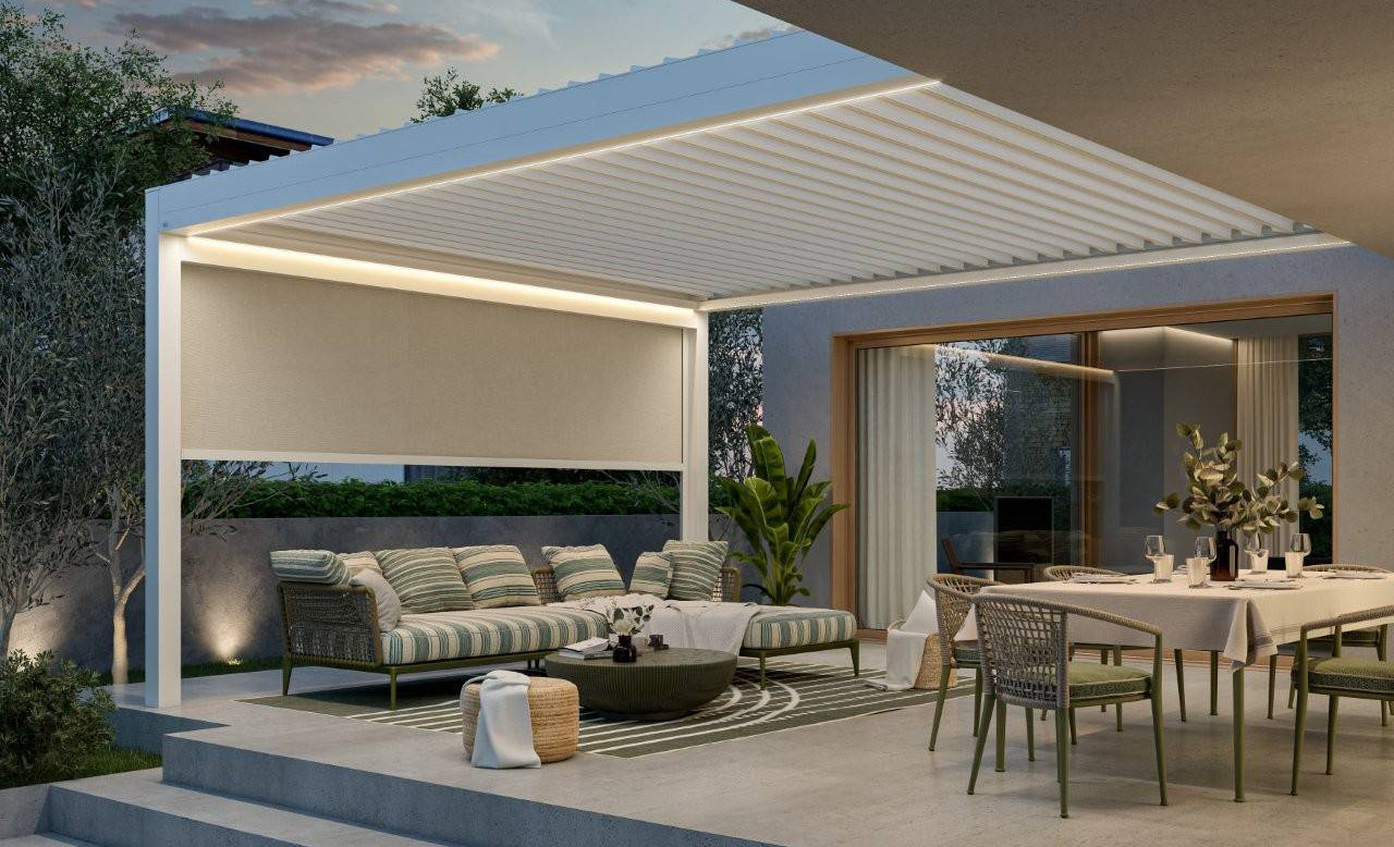 La nuova pergola bioclimatica Kedry Nes di KE rappresenta una sintesi perfetta tra l'estetica raffinata del Made in Italy e l’innovazione tecnologica del Gruppo FrontYard. Il sistema a lame orientabili permette una gestione millimetrica della luce e della ventilazione, per un comfort su misura.Un innovativo sistema di drenaggio integrato e le luci LED dimmerabili rendono lo spazio vivibile 24 ore su 24. https://www.keoutdoordesign.com – Fuorisalone, Showroom Mo.1950 – Via Giosué Carducci 38, Milano.