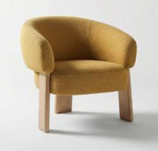 Il design pulito e contemporaneo della poltrona Dafne di Nube la trasforma in un segno grafico netto. I piedi in legno massello di frassino, disponibili in diverse varianti di colore, dialogano con il rivestimento in tessuto con naturalezza, senza effetti scenografici. https://www.nubeitalia.com - Salone del mobile 2026, padiglione 18, Stand B09.