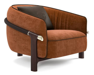 La poltrona Eivissa di Roberto Cavalli Home Interiors abbina le gambe scolpite in legno, dalle tonalità calde, a una seduta riccamente imbottita. Lo schienale avvolgente è decorato da elementi tubolari rivestiti da un intreccio geometrico in pelle che ritorna nel piping che disegna il profilo con elegante continuità. https://robertocavallihomeinteriors.onirogroup.it - Salone del mobile 2026, padiglione 13, Stand D03.