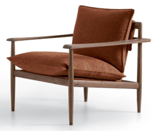 Celebra l'antica arte dell'incastro la poltrona Kumiki di Giorgetti in noce Canaletto massello che unisce la sensibilità artigianale all'ispirazione orientale: ogni giunzione è infatti visibile e autentica, volutamente percepibile al tatto. I cuscini con profilo a saponetta sono disponibili con rivestimento in tessuto o in pelle. https://www.giorgettimeda.com - Fuorisalone, Giorgetti Spiga – Via della Spiga 31, Milano.