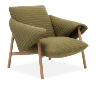 La poltrona Voilà di Saba abbina alla struttura in frassino massello tinto, disponibile in diverse nuances, le generose imbottiture rivestite in tessuto completamente sfoderabile.   https://sabaitalia.com - Salone del mobile 2026, padiglione 11, Stand H15, H21.