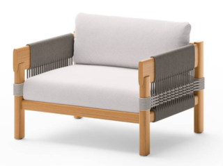 Fa parte della collezione Cora di Unopiù la poltrona outdoor dalla forma compatta e squadrata che abbina alla solida struttura in teak un intreccio in corda nei toni del grigio. https://www.unopiu.com - Salone del mobile 2026, padiglione 24, Stand D32.