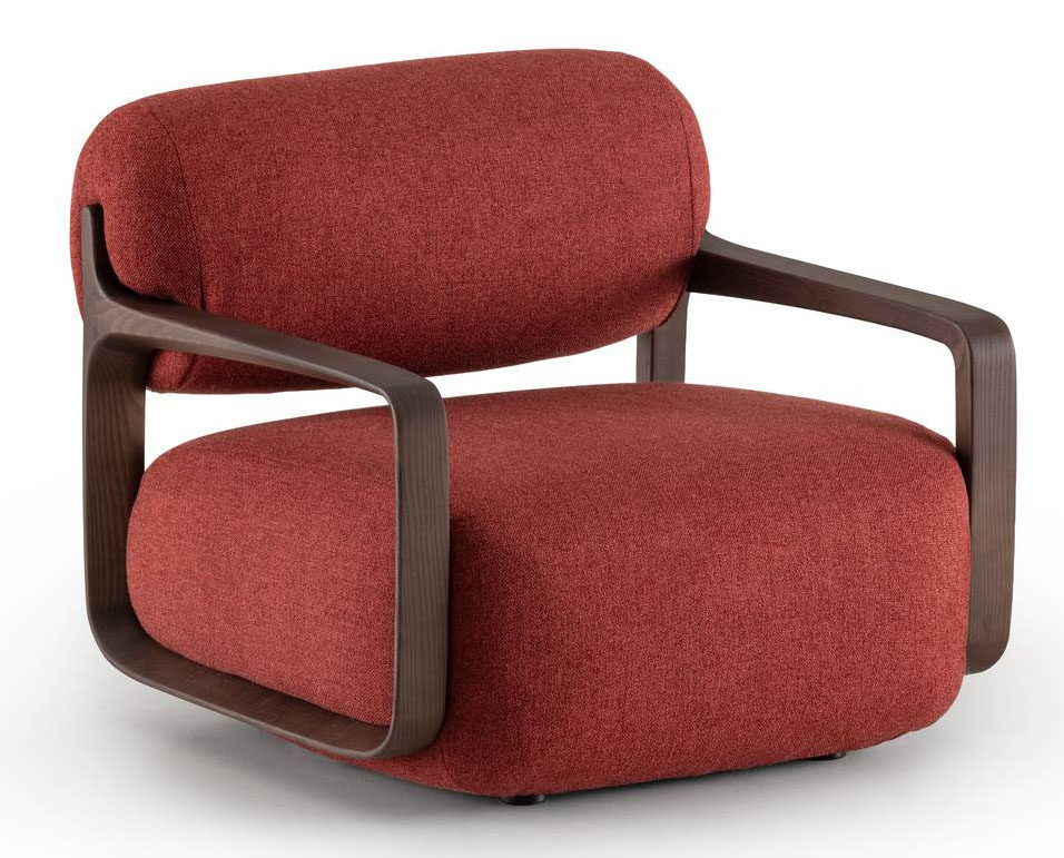 La poltroncina Arkena di Flou è dotata di due braccioli-scultura in legno massello, lavorato con spessori differenti, sapientemente raccordati tra loro in un sistema architettonico fluido e organico. La seduta e lo schienale imbottiti hanno una forma arrotondata e piena.  https://www.flou.it - Salone del mobile 2026, padiglione 11, Stand A15, B12.