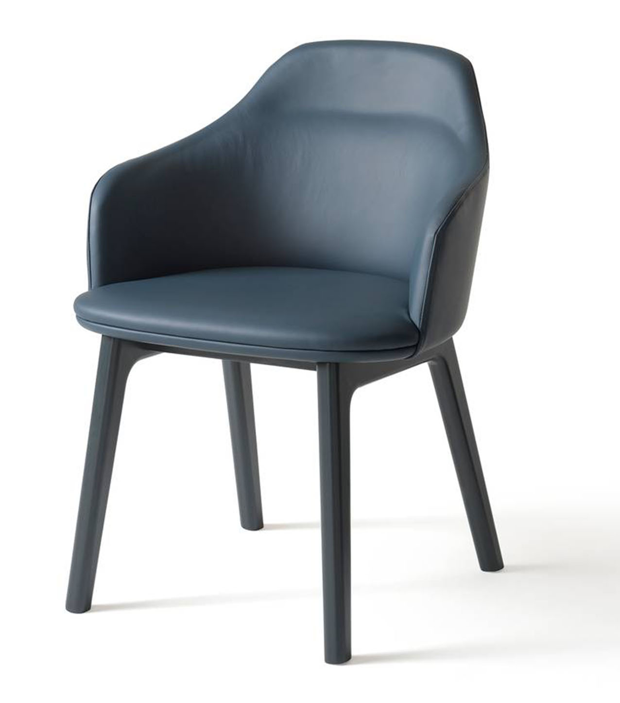 La poltroncina Dune di Billiani ha la scocca sagomata tappezzata in modo sartoriale, con particolare attenzione allo schienale, più pronunciato nella parte interna per offrire un maggior comfort di seduta. La base in massello di faggio è caratterizzata da pregiate unioni artigianali a pettine.  https://www.billiani.it – Salone del Mobile 2026, padiglione 22, Stand A32.