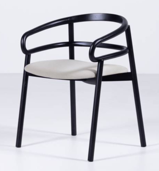 La poltroncina Stadium di Potocco è caratterizzata dalla presenza di uno schienale ampio e avvolgente, in continuità con i braccioli, che disegna una forma ellittica allungata. La struttura è realizzata in massello di frassino con la seduta imbottita. https://potocco.it - Salone del mobile 2026, padiglione 11, Stand C22, C24.