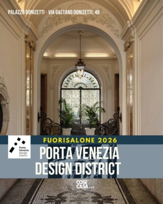 Ingresso elegante di Palazzo Donizetti a Milano, con soffitti decorati, lampadario centrale e pavimento a mosaico. L’Appartamento by Artemest è un percorso immersivo tra interior design e artigianato italiano.