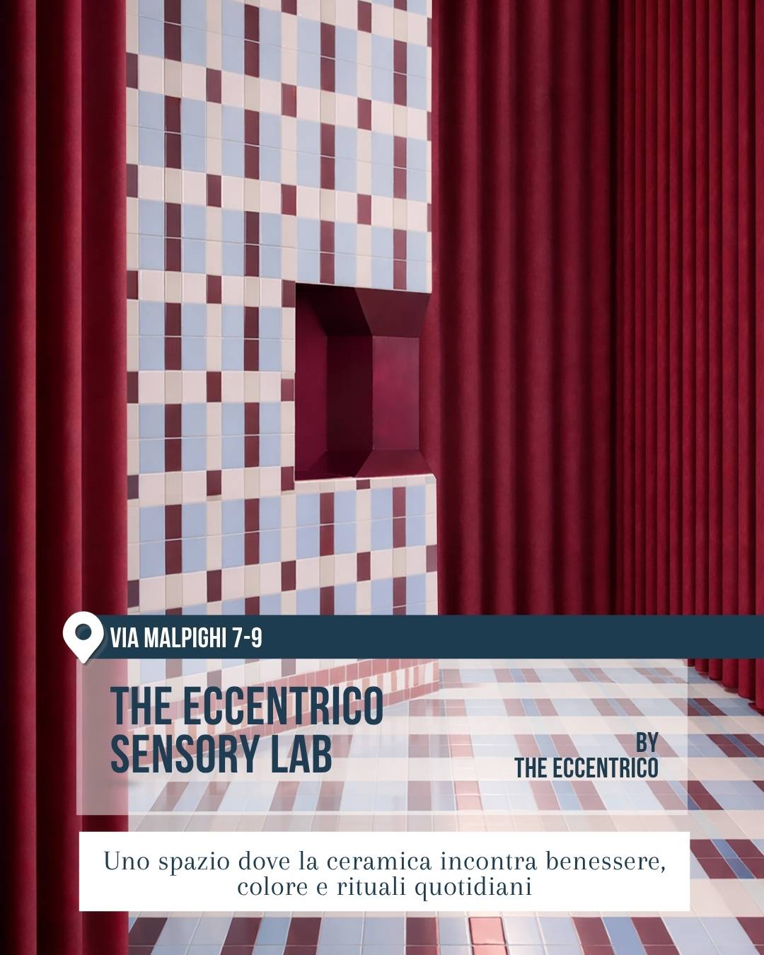 Ambiente scenografico in via Malpighi 7-9 con tende rosso rubino e superfici in ceramica a griglia nei toni cipria, bordeaux e azzurro polvere. The Eccentrico Sensory Lab racconta un incontro tra ceramica, benessere, colore e rituali quotidiani.