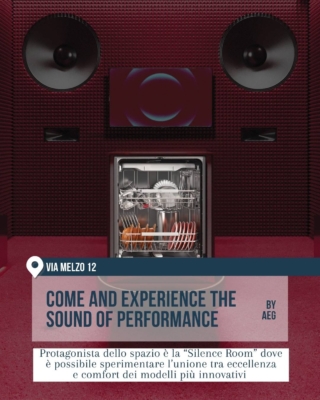 Installazione immersiva AEG in via Melzo 12 con pareti fonoassorbenti bordeaux, grandi speaker e lavastoviglie al centro della scena. Come and Experience the Sound of Performance mette in dialogo innovazione, comfort e prestazioni domestiche.