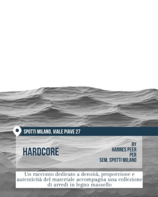 Superficie grigia scolpita come un paesaggio ondulato in bianco e nero nello spazio Spotti Milano, viale Piave 27. Hardcore di Hannes Peer per SEM e Spotti Milano racconta densità, proporzione e autenticità del materiale attraverso arredi in legno massello.