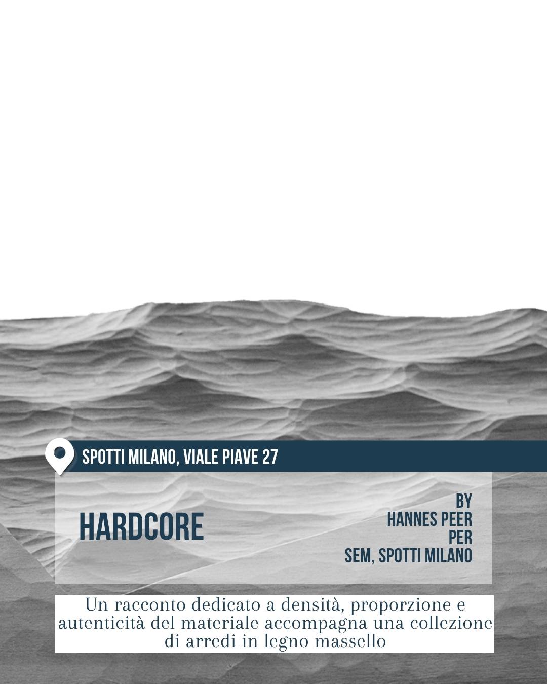 Superficie grigia scolpita come un paesaggio ondulato in bianco e nero nello spazio Spotti Milano, viale Piave 27. Hardcore di Hannes Peer per SEM e Spotti Milano racconta densità, proporzione e autenticità del materiale attraverso arredi in legno massello.