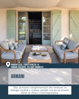 Terrazza elegante Armani Casa in corso Venezia 14, con due divani outdoor chiari, tavolini bassi e persiane verde salvia aperte su un interno sofisticato. Il progetto Armani, tra corso Venezia 14 e Armani Archivio in via Sant’Andrea 9, mette in dialogo eredità e visione contemporanea.