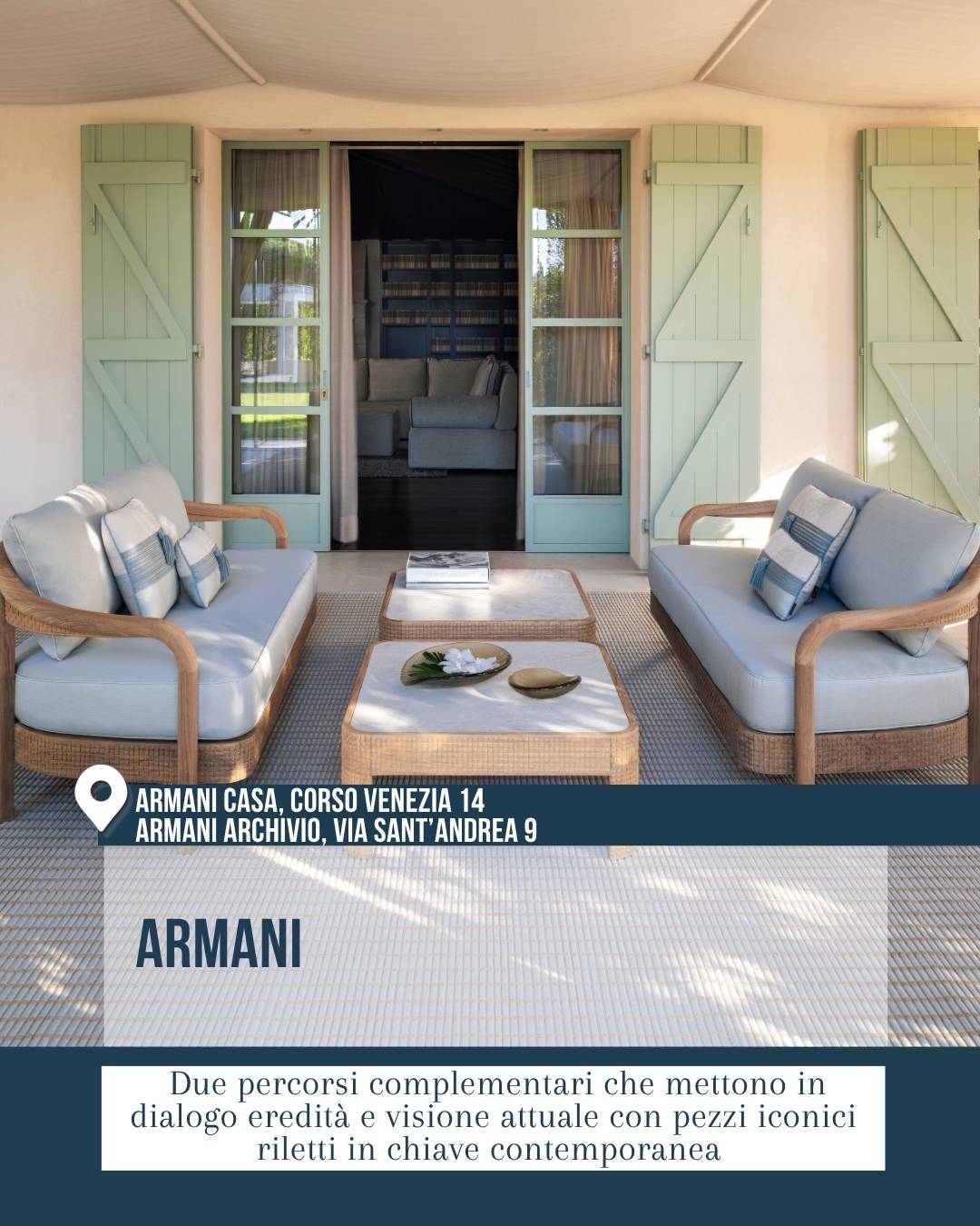 Terrazza elegante Armani Casa in corso Venezia 14, con due divani outdoor chiari, tavolini bassi e persiane verde salvia aperte su un interno sofisticato. Il progetto Armani, tra corso Venezia 14 e Armani Archivio in via Sant’Andrea 9, mette in dialogo eredità e visione contemporanea.