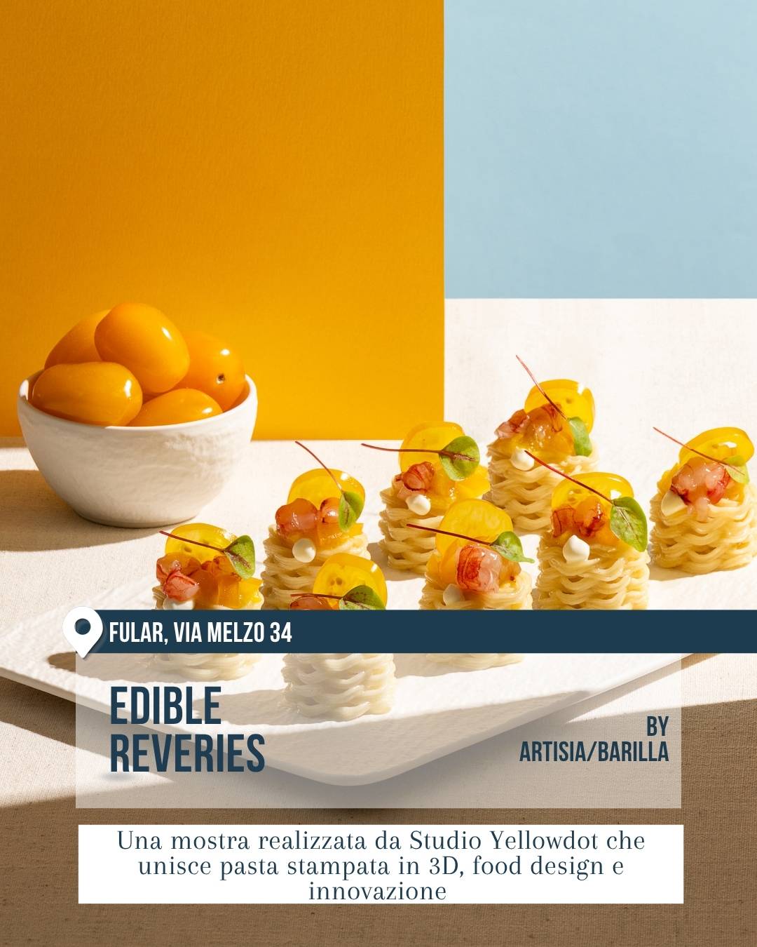 Installazione Edible Reveries da FULAR in via Melzo 34: piccole sculture di pasta stampata in 3D con dettagli food design, su tavola minimal dai toni giallo e azzurro. Progetto di Artisia e Barilla per il Fuorisalone 2026.