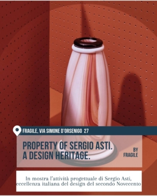Vaso in vetro esposto in nicchia terracotta per la mostra dedicata a Sergio Asti.