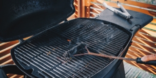 pulire la griglia del barbecue