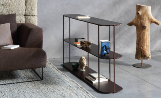 Fa parte del progetto Pure Design di ZEUS Design lo scaffale Evelina che è caratterizzato da un design spogliato da qualsiasi rappresentazione, in grado di svelare la costruzione reale dell'arredo. È prodotto artigianalmente in metallo per dare vita a oggetti sempre unici. https://www.zeusnoto.com   - Fuorisalone, ZEUS Design Store  – Corso San Gottardo 21/9, Milano.