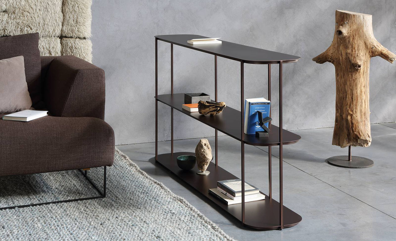 Fa parte del progetto Pure Design di ZEUS Design lo scaffale Evelina che è caratterizzato da un design spogliato da qualsiasi rappresentazione, in grado di svelare la costruzione reale dell'arredo. È prodotto artigianalmente in metallo per dare vita a oggetti sempre unici. https://www.zeusnoto.com   - Fuorisalone, ZEUS Design Store  – Corso San Gottardo 21/9, Milano.