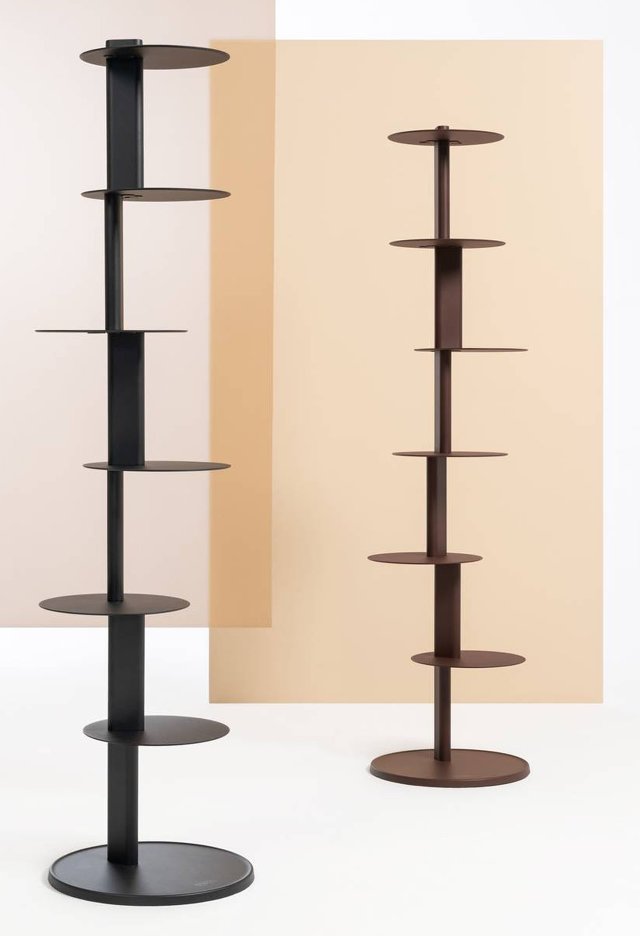 Fanno parte della collezione Plates Shelving di Established & Sons gli scaffali free standing con una forma minimalista e nello stesso tempo scultorea. Sono realizzati in acciaio, nelle finiture nero e corten, con una serie di ripiani circolari disposti lungo una struttura verticale. Inoltre, sono modulari e gli elementi possono essere disposti in linea o ruotati a piacimento.  https://establishedandsons.com – Salone del Mobile 2026, padiglione 24, Stand D03,D05.
