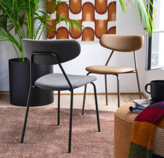 Solida e minimalista la sedia Lisca di Connubia che ha il telaio in metallo e la seduta e lo schienale imbottito; è disponibile in diverse varianti di colore. La leggerezza e la versalità la rendono adatta al dining domestico. https://connubia.com - Salone del mobile 2026, padiglione 18, Stand A11, A15, B12, B18.