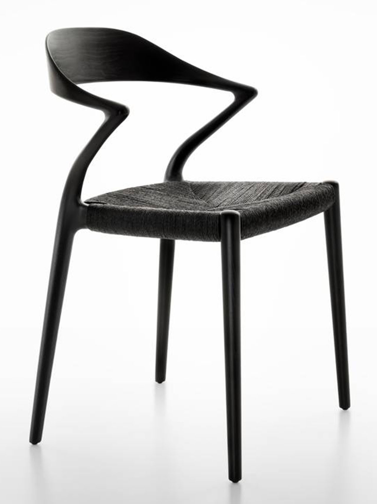 La struttura in legno massello di frassino tinto in due varianti di colore, rovere nero e rovere termotrattato, trasforma la sedia Ori di Rimadesio in un elemento dal forte impatto grafico. La seduta può essere realizzata in corda intrecciata naturale o nera, oppure in tessuto o in pelle in tutti i colori disponibili nella collezione. https://www.rimadesio.it - Fuorisalone, Flagship Store – Via Visconti di Modrone 26, Milano.