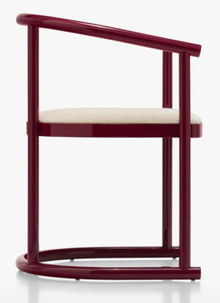 Una linea sinuosa per la sedia a pozzetto Ebi di Acerbis che ha la struttura in legno curvato fondata sulla continuità tra la parte superiore e quella inferiore: un arco disegna lo schienale e i braccioli;  la base a slitta riprende la curvatura. https://www.acerbisdesign.com - Salone del mobile 2026, padiglione 24, Stand C14, D19.