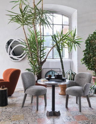 Fanno parte della collezione LOLL di Gervasoni le nuove sedie 223 disponibili nelle varianti con e senza braccioli: sono caratterizzate da una forma morbida con una linea continua, proporzioni equilibrate e cura sartoriale. La seduta ampia e lo schienale leggermente curvato accolgono e accompagnano la postura nel massimo comfort. https://gervasoni1882.com/it - Salone del mobile 2026, padiglione 09, Stand A09, B10.