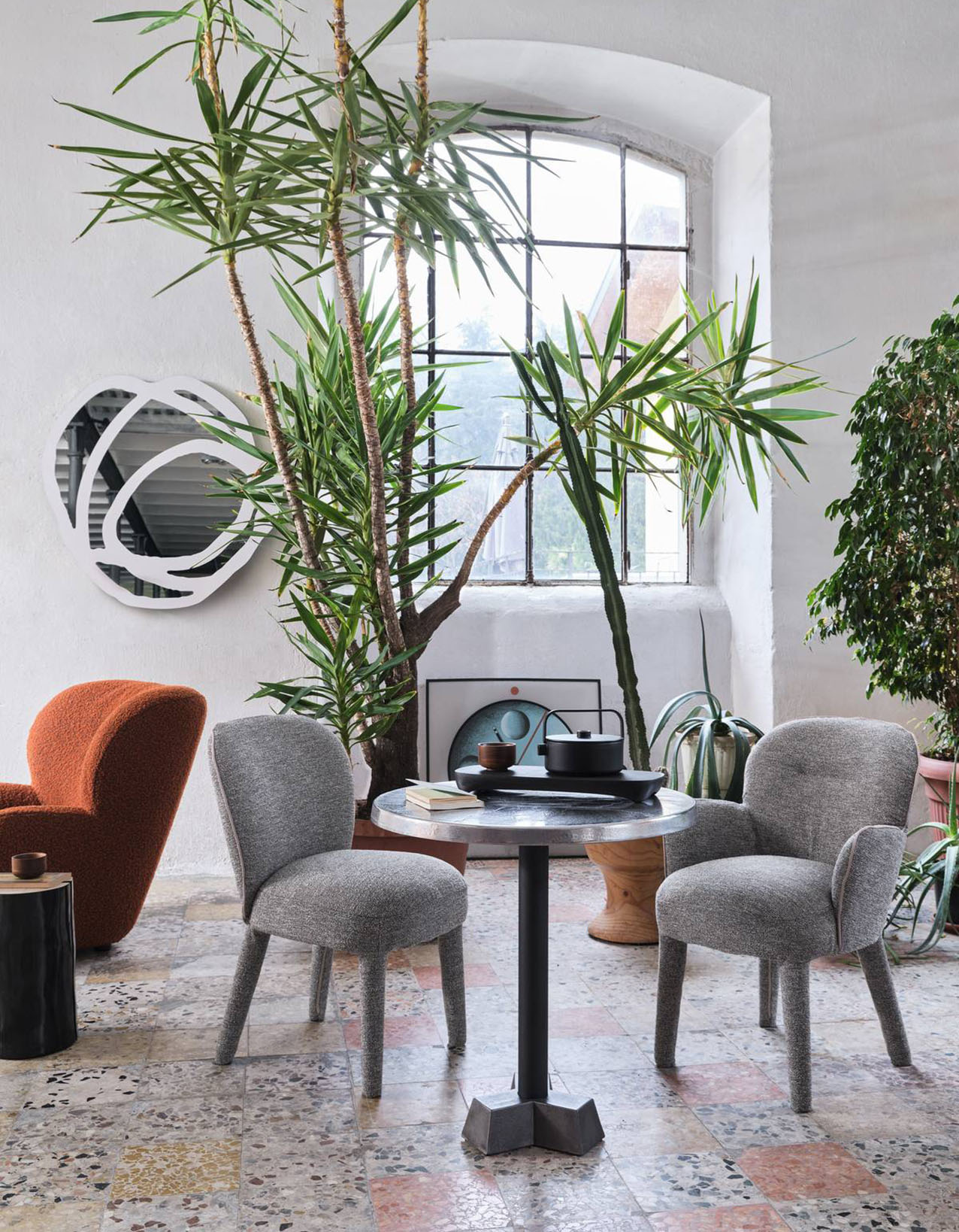 Fanno parte della collezione LOLL di Gervasoni le nuove sedie 223 disponibili nelle varianti con e senza braccioli: sono caratterizzate da una forma morbida con una linea continua, proporzioni equilibrate e cura sartoriale. La seduta ampia e lo schienale leggermente curvato accolgono e accompagnano la postura nel massimo comfort. https://gervasoni1882.com/it - Salone del mobile 2026, padiglione 09, Stand A09, B10.