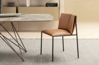 Rappresenta la sintesi fra il rigore formale e il benessere la nuova seduta Archimede di Riflessi : la silhouette essenziale è sottolineata dalle gambe sottili in metallo verniciato nero opaco. Lo schienale sartoriale, rivestito in pelle di nuova generazione, appena rilasciata sul mercato, di Gruppo Mastrotto. color nocciola, è caratterizzato da una apertura a “V”, un segno distintivo, quasi grafico. https://www.riflessi.it - Fuorisalone, Riflessi Store – Corso di Porta Romana 5, Milano.