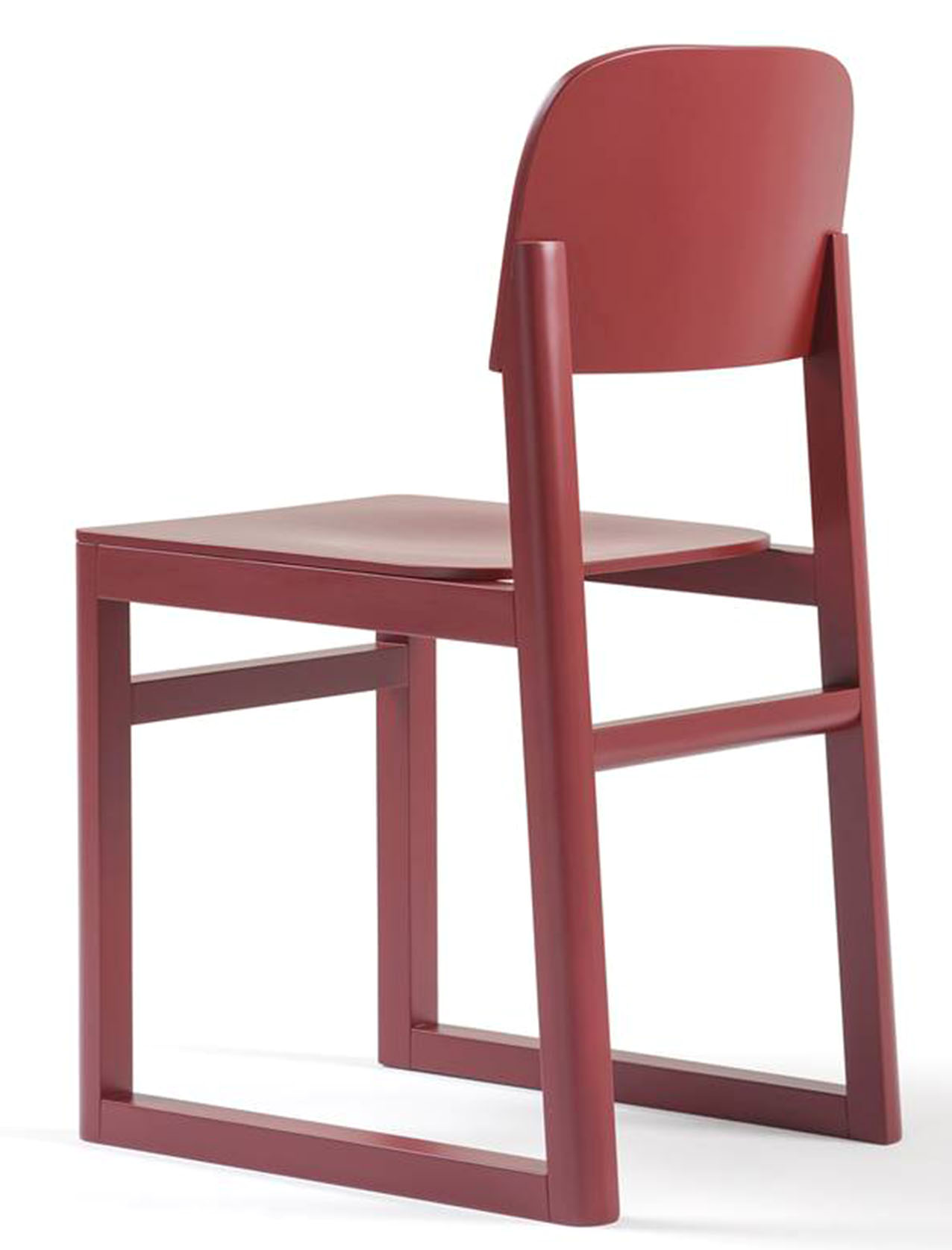 La seduta Bob di Billiani ha un telaio essenziale a slitta che la trasforma in un segno grafico anche grazie alla colorazione intensa; lo schienale ampio e leggermente arrotondato ne aumenta il comfort. https://www.billiani.it – Salone del mobile 2026, padiglione 22, Stand A32.