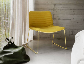 La seduta Cover.1 di Midj ha una linea morbida, sottolineata dalla scocca ridisegnata superando il precedente schienale trapezoidale e gli angoli più accentuati, mentre la base evolve in una nuova configurazione a slitta. Anche le proporzioni sono state ricalibrate per migliorare stabilità, comfort e funzionalità. https://www.midj.com - Salone del mobile 2026, padiglione 18, Stand E23, E25, F20,F24.