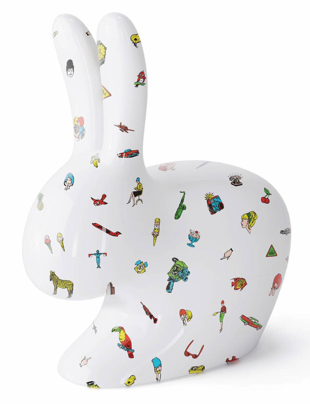 Nasce dalla collaborazione tra Fiorucci e Qeeboo la collezione di sedute Rabbit nella variante all-over multicolore con la stampa Toys ispirata a un motivo d'archivio degli anni '80 con grafiche colorate ispirate alle vacanze estive. La seduta è realizzata in ceramica che che amplifica il valore decorativo del pattern e la trasforma in un pezzo da collezione. https://www.qeeboo.com - Salone del mobile 2026, Corso Italia S45.