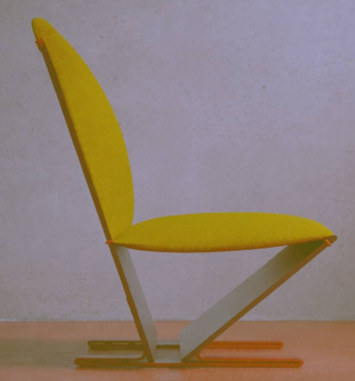 La seduta Triangolo di Maxdesign è composta da due pannelli in multistrato, da una staffa in acciaio e da un cuscino con imbottitura naturale che danno vita a  un struttura confortevole. Il progetto ritorna a un punto zero costruttivo con l’ambizione di portare sul mercato un elemento d’arredo in larga parte compostabile secondo i principi del Circular Design Contract. https://www.maxdesign.it - Salone del mobile 2026, padiglione 24, Stand D26.