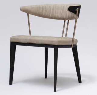 La nuova seduta Vesper di Ritzwell unisce legno e acciaio di alta qualità lavorati artigianalmente; le linee curve che ne definiscono lo schienale, sostenuto da affusolate bacchette in metallo, così come la morbida seduta in pelle o tessuto garantiscono un comfort avvolgente. https://ritzwell.com – Salone del Mobile 2026, padiglione 09, Stand C01,C03.