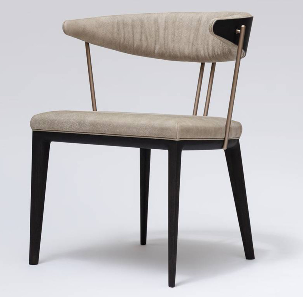 La nuova seduta Vesper di Ritzwell unisce legno e acciaio di alta qualità lavorati artigianalmente; le linee curve che ne definiscono lo schienale, sostenuto da affusolate bacchette in metallo, così come la morbida seduta in pelle o tessuto garantiscono un comfort avvolgente. https://ritzwell.com – Salone del Mobile 2026, padiglione 09, Stand C01,C03.