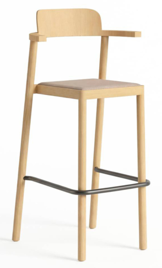 Lo sgabello Aroma Stool di Zilio A&C ha una struttura essenziale, completamente realizzata in legno massello di frassino, con un comodo poggiapiedi, in tubolare metallico verniciato, che si integra perfettamente. https://www.zilioaldo.it - Salone del mobile 2026, padiglione 18, Stand E05.