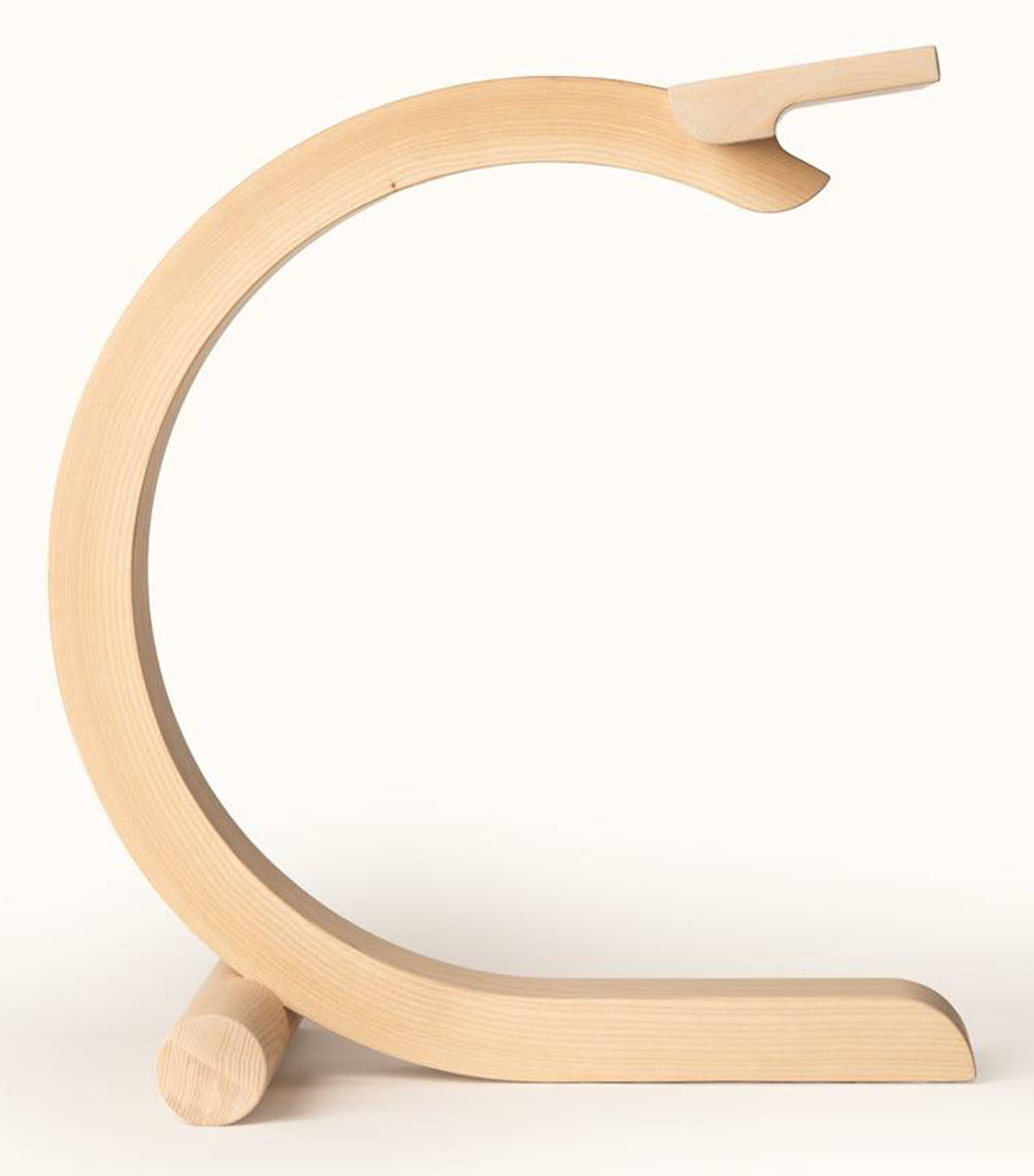 Woak presenta il nuovo sgabello Houdini, composto da soli tre elementi in frassino massello curvato: è caratterizzato da una nuova palette cromatica (verde menta, giallo, rosso, verde, grigio, blu, burgundy e nero) in cui il colore diventa strumento di sperimentazione, capace di dialogare con la materia e valorizzare le qualità intrinseche del legno, senza mai sovrastarne la presenza. https://www.woakdesign.com - Fuorisalone, Convey Building/Floor 3 – Via San Senatore 10, Milano.