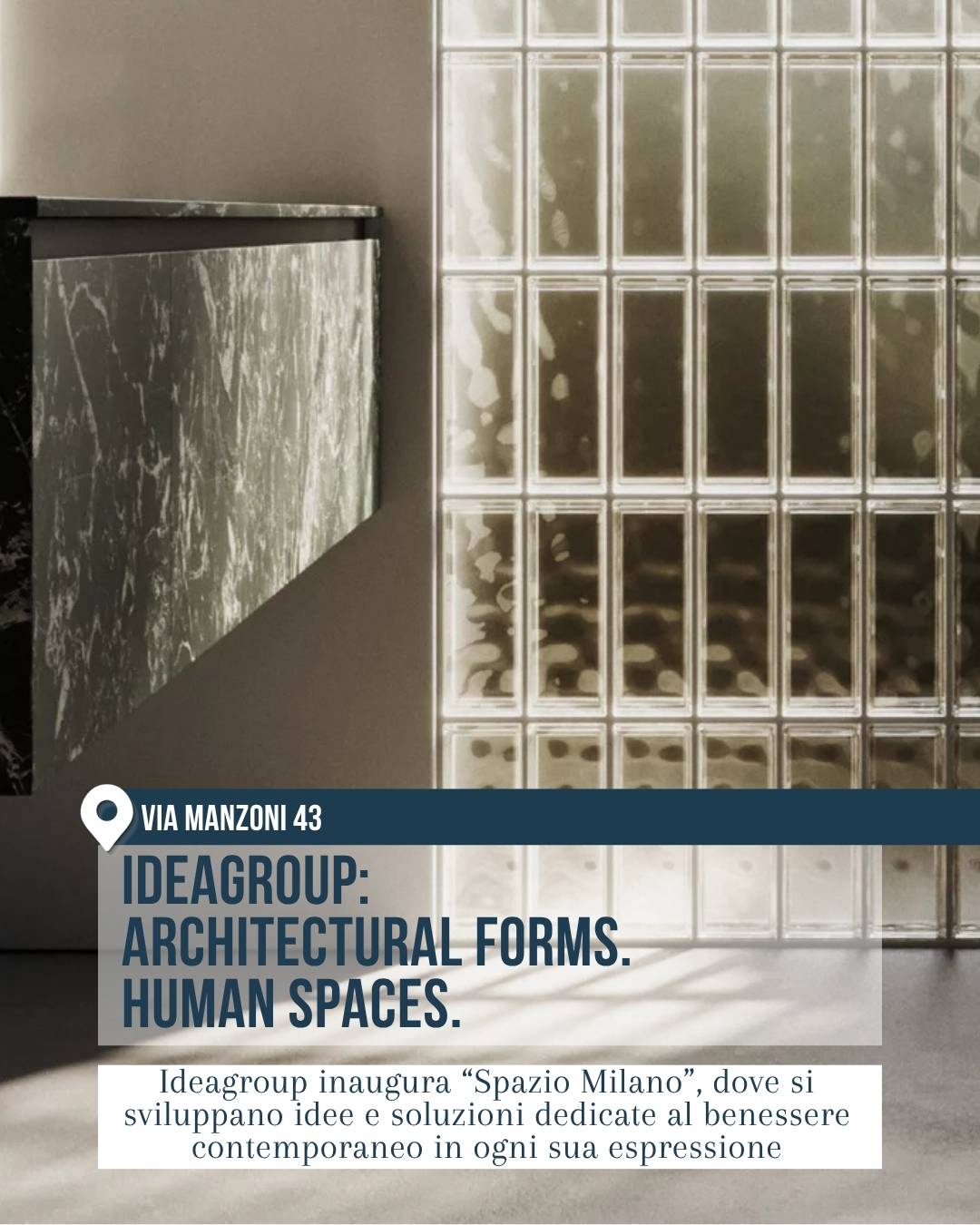 Ideagroup in via Manzoni 43 a Milano durante il Fuorisalone 2026. L’immagine ritrae un interno essenziale con parete di vetromattoni, superfici materiche e luce naturale radente, per raccontare il nuovo Spazio Milano dedicato al benessere contemporaneo.