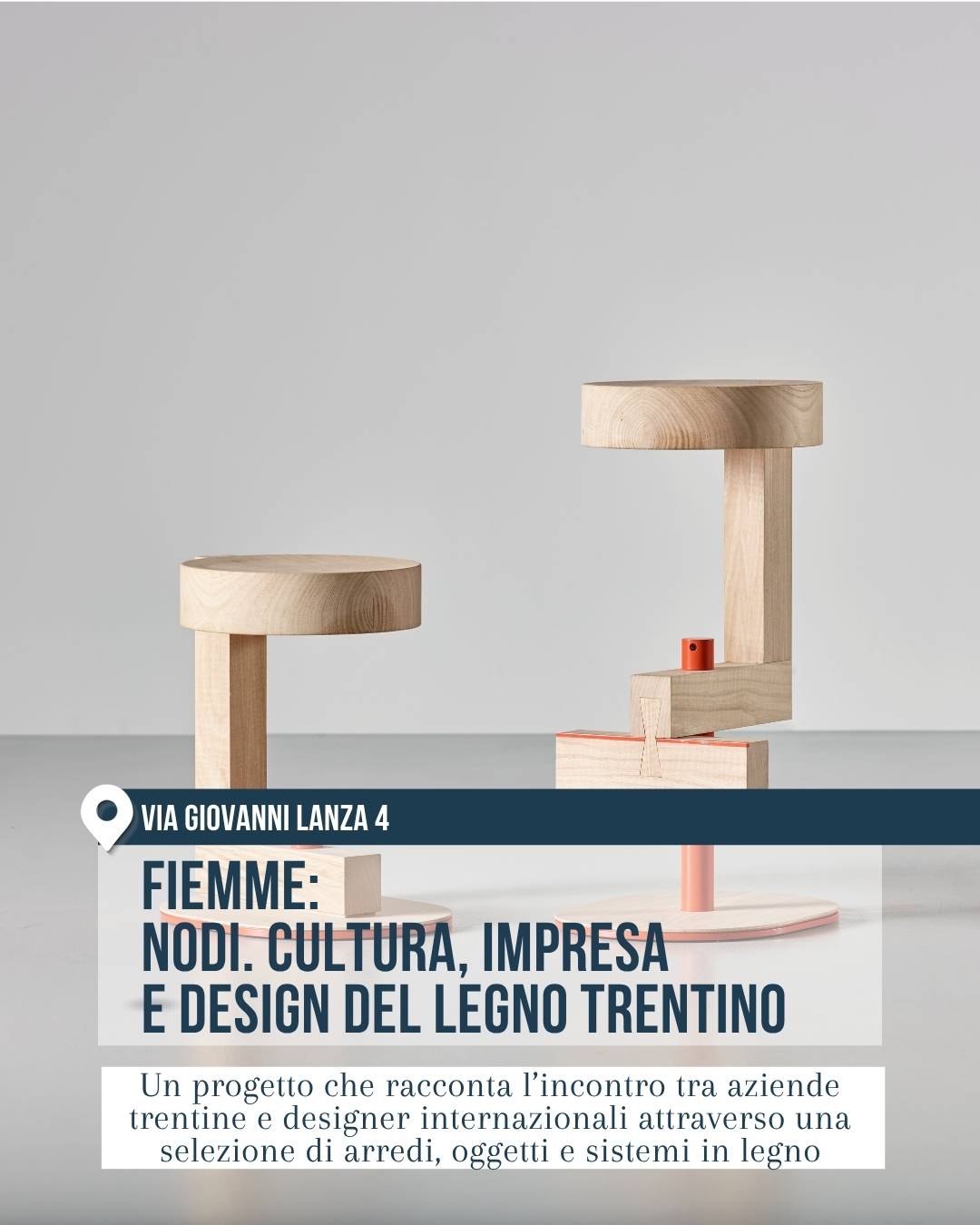 Fiemme in via Giovanni Lanza 4 a Milano per il Fuorisalone 2026. L’immagine mostra due arredi in legno dal design scultoreo e minimale, con dettagli rosa e rossi, dedicati al dialogo tra cultura d’impresa, artigianato e design del legno trentino.