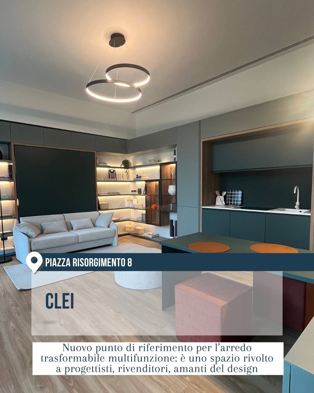 Clei in piazza Risorgimento 8 a Milano, nuovo showroom del Fuorisalone 2026 dedicato all’arredo trasformabile multifunzione. L’immagine mostra un interno contemporaneo con cucina, living, librerie illuminate, tavolo e divano, pensato per progettisti, rivenditori e appassionati di design.