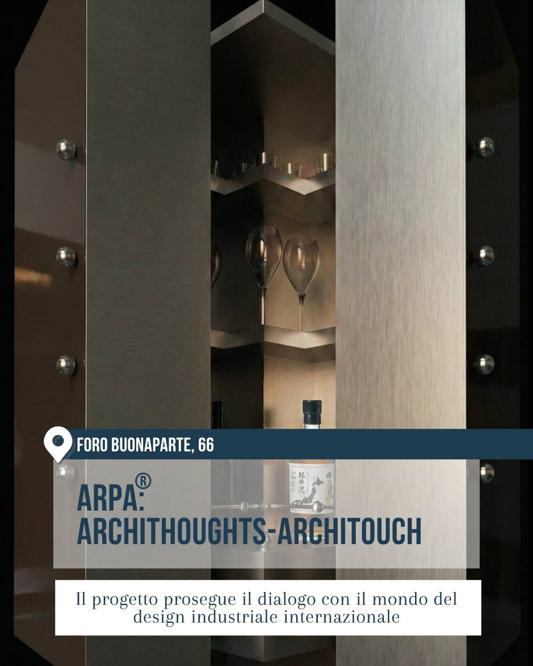 Arpa in Foro Buonaparte 66 a Milano durante il Fuorisalone 2026. L’immagine mostra un dettaglio di arredo o rivestimento in finiture metalliche e superfici scure, con ripiani interni illuminati e bicchieri in vista, per raccontare il dialogo con il design industriale internazionale.