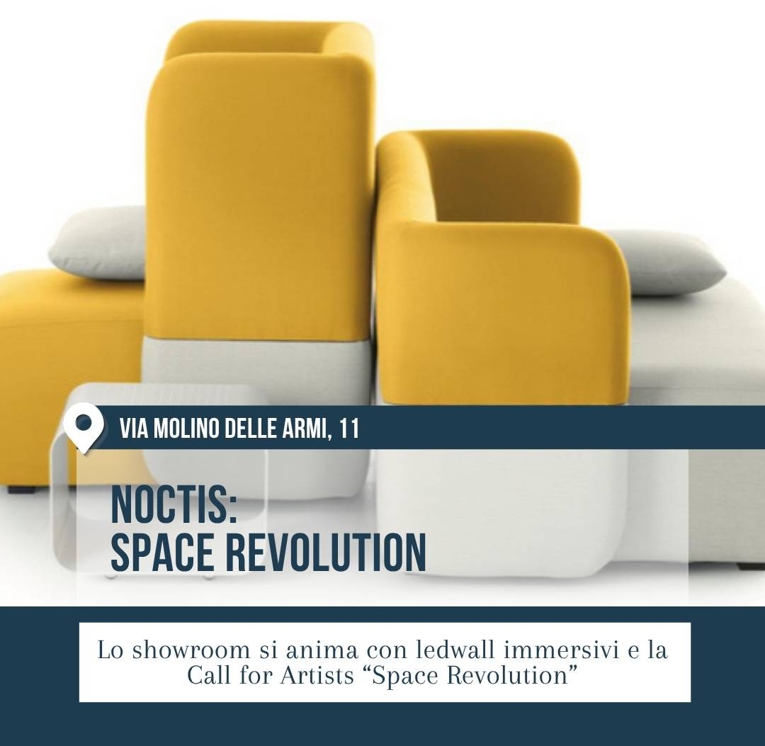 Showroom Noctis al Fuorisalone 2026, in via Molino delle Armi 11 a Milano. Sedute modulari imbottite giallo senape e grigio chiaro dalle forme morbide, con tavolino bianco in primo piano; protagonista il progetto Space Revolution.