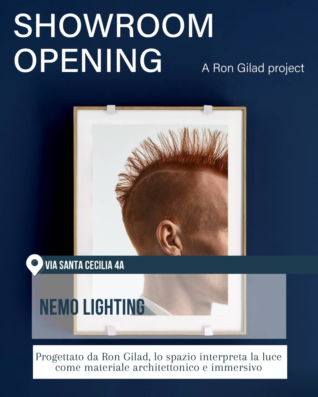 Nemo Lighting al Fuorisalone 2026, in via Santa Cecilia 4A a Milano. Parete blu con scritta Showroom Opening e grande ritratto fotografico incorniciato, per raccontare uno spazio in cui la luce diventa elemento architettonico e immersivo.