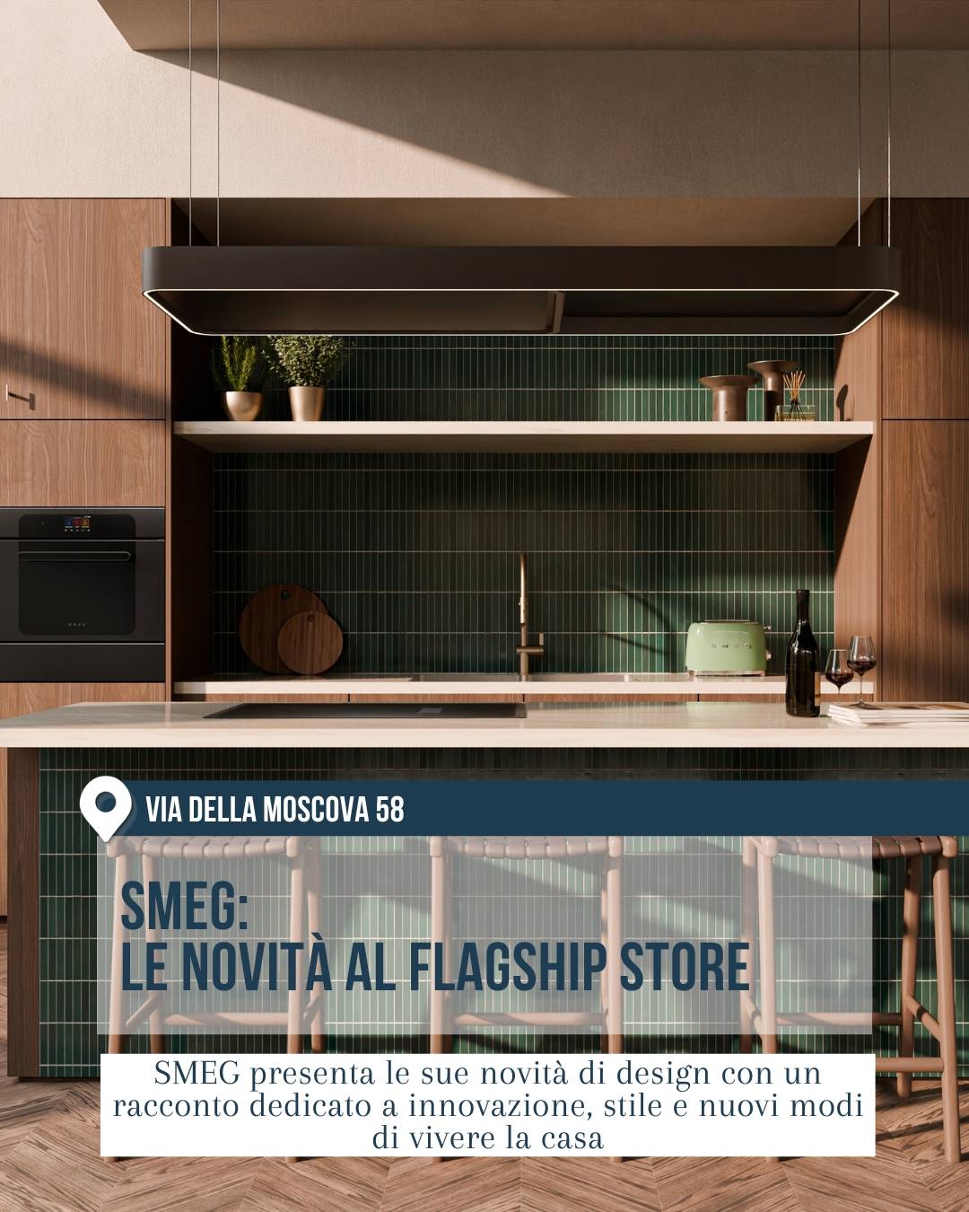 Flagship store Smeg in via della Moscova 58 a Milano per il Fuorisalone 2026. Cucina contemporanea con isola rivestita in piastrelle verde scuro, sgabelli alti, mobili in legno, top chiaro e piccoli elettrodomestici del brand.